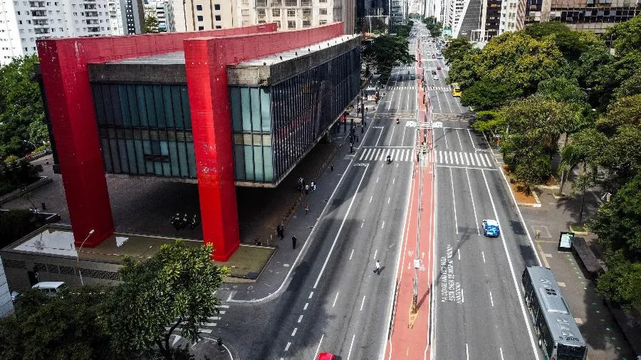Vista aérea da Avenida Paulista, com o MASP à esquerda