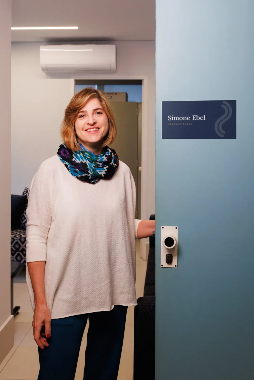 Simone na porta do consultório